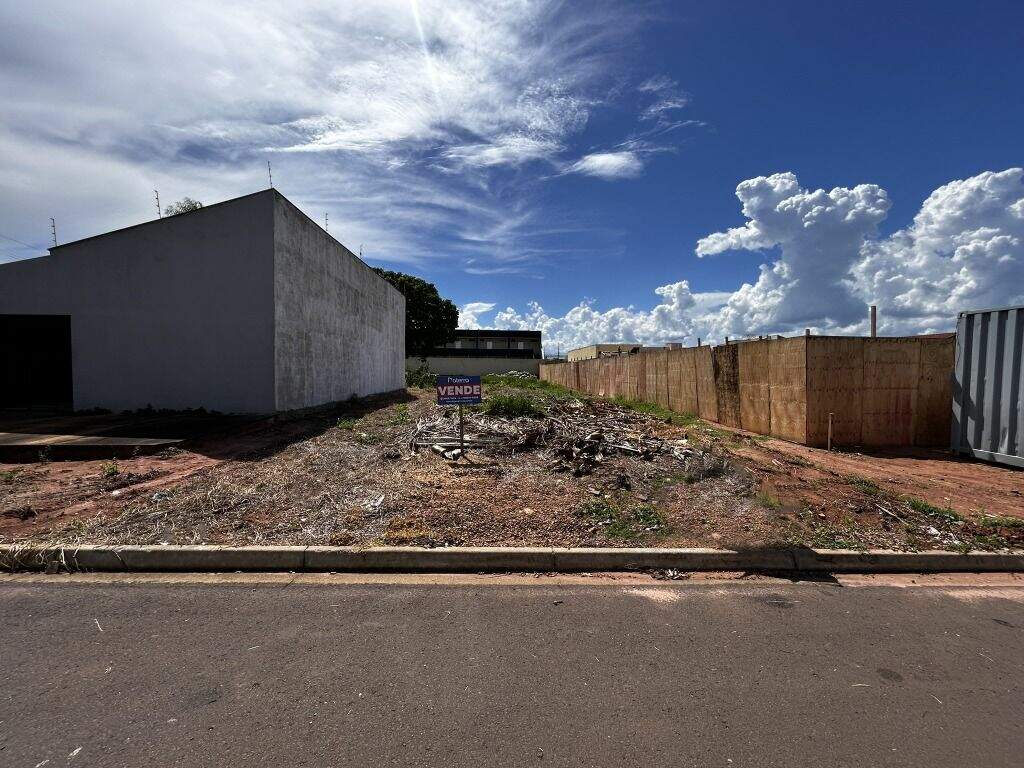 Terreno à venda no Jardim Novo Aeroporto: 