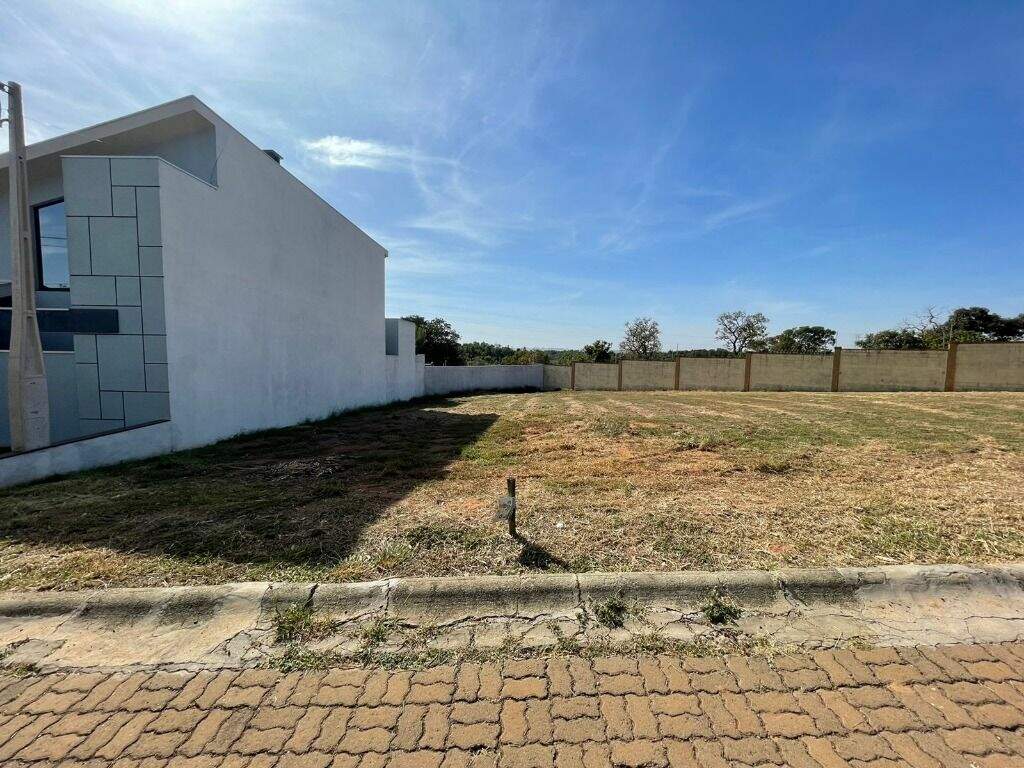Terreno à venda no Village do Lago: 