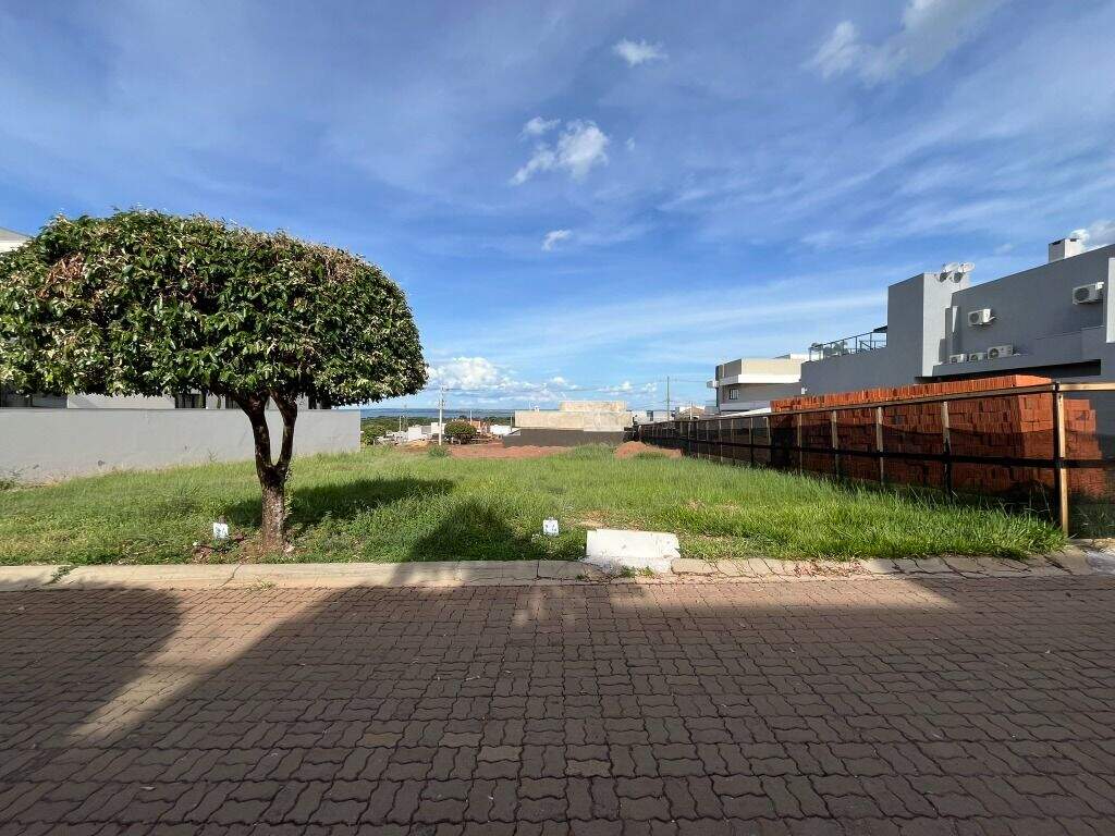 Terreno à venda no Village do Lago: 