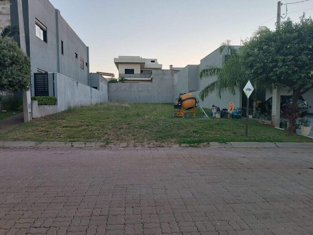 Terreno à venda no Village do Lago: 