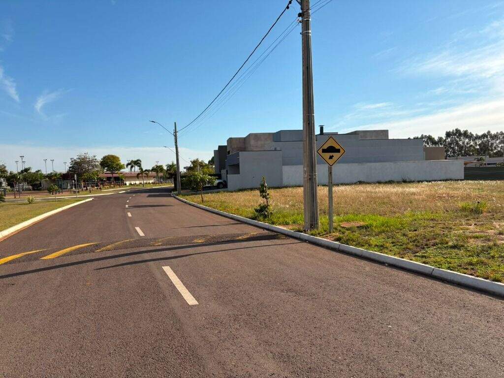 Terreno à venda no Condomínio Villa Dumont: 
