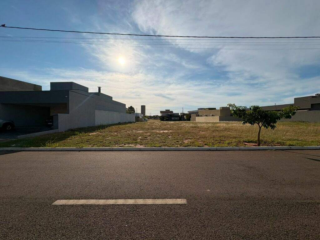 Terreno à venda no Condomínio Villa Dumont: 