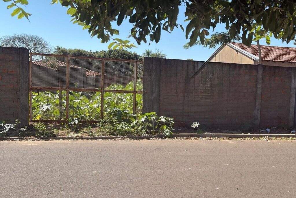 Terreno à venda no Jardim Oiti: 
