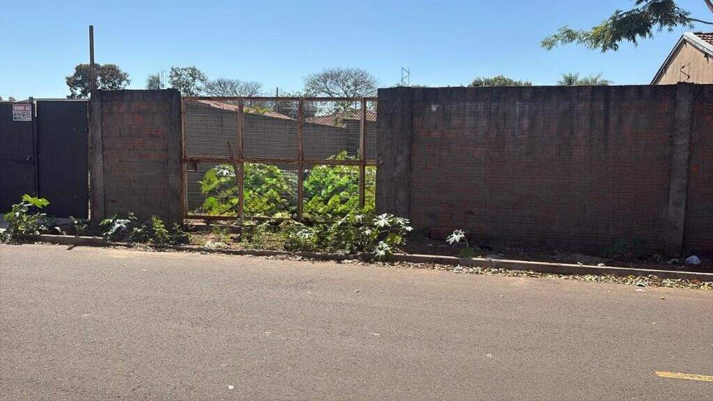 Terreno à venda no Jardim Oiti: 