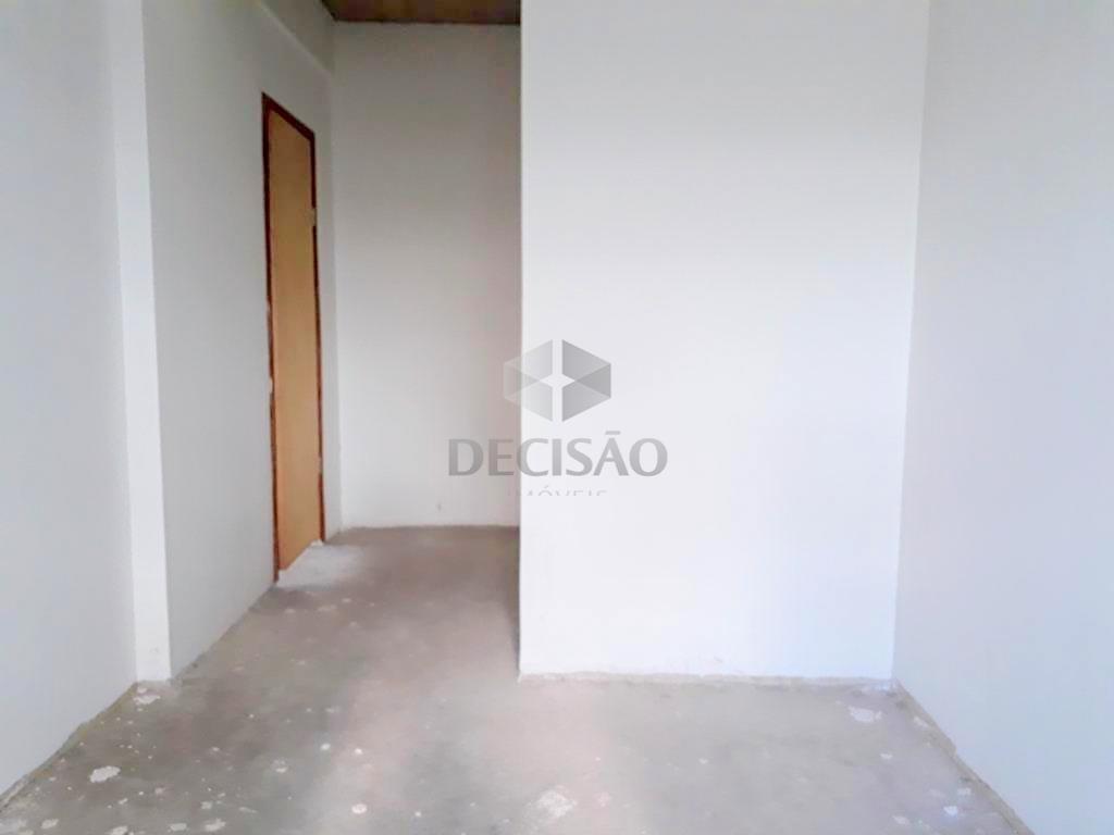 Andar corrido à venda no Estoril: 