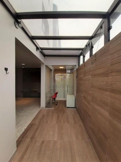 Área privativa à venda no Sagrada Família: ao fundo escritorio