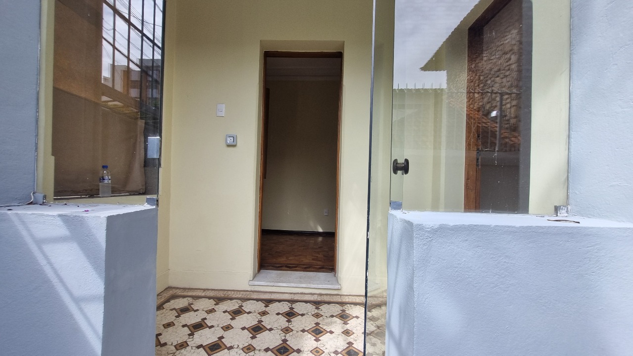 Casa comercial para aluguel no Funcionarios: 