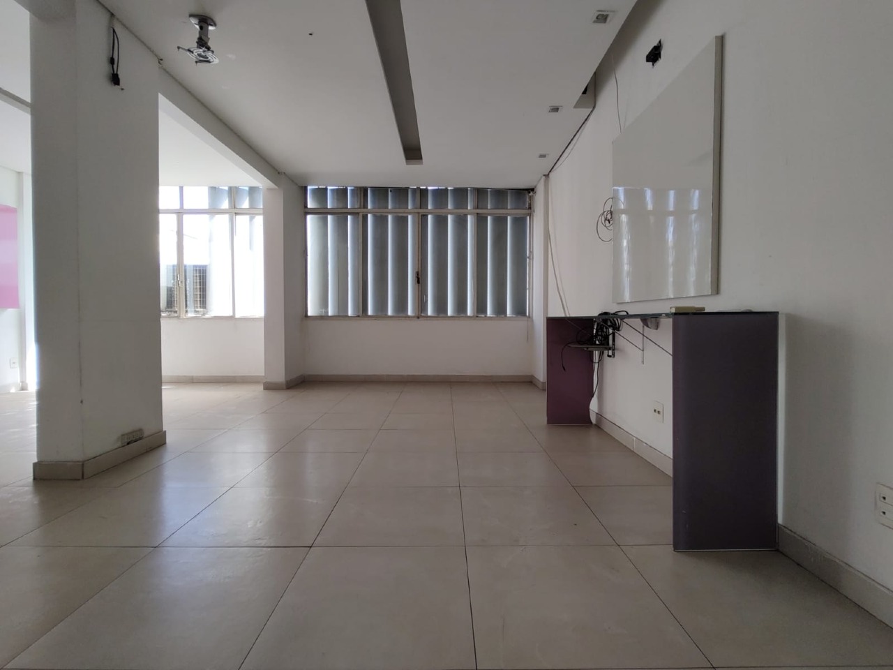 Sala para aluguel no Centro: 