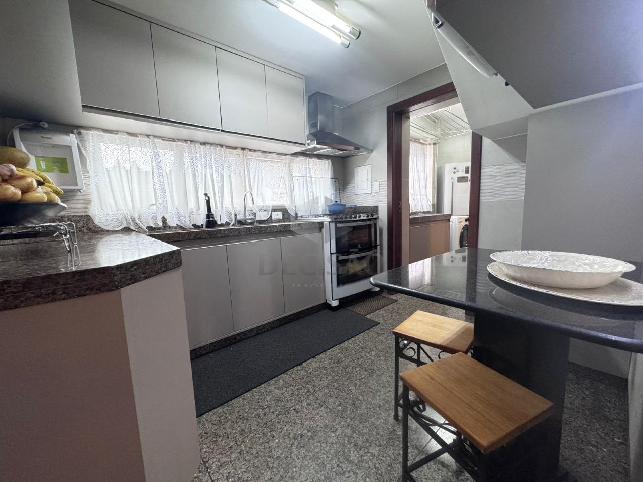 Cobertura à venda no Sion: cozinha com dispensa