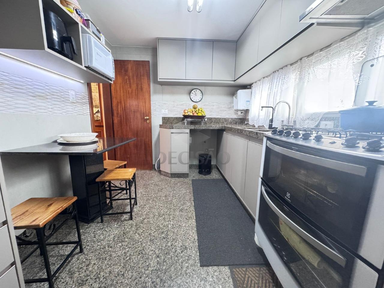 Cobertura à venda no Sion: cozinha com dispensa