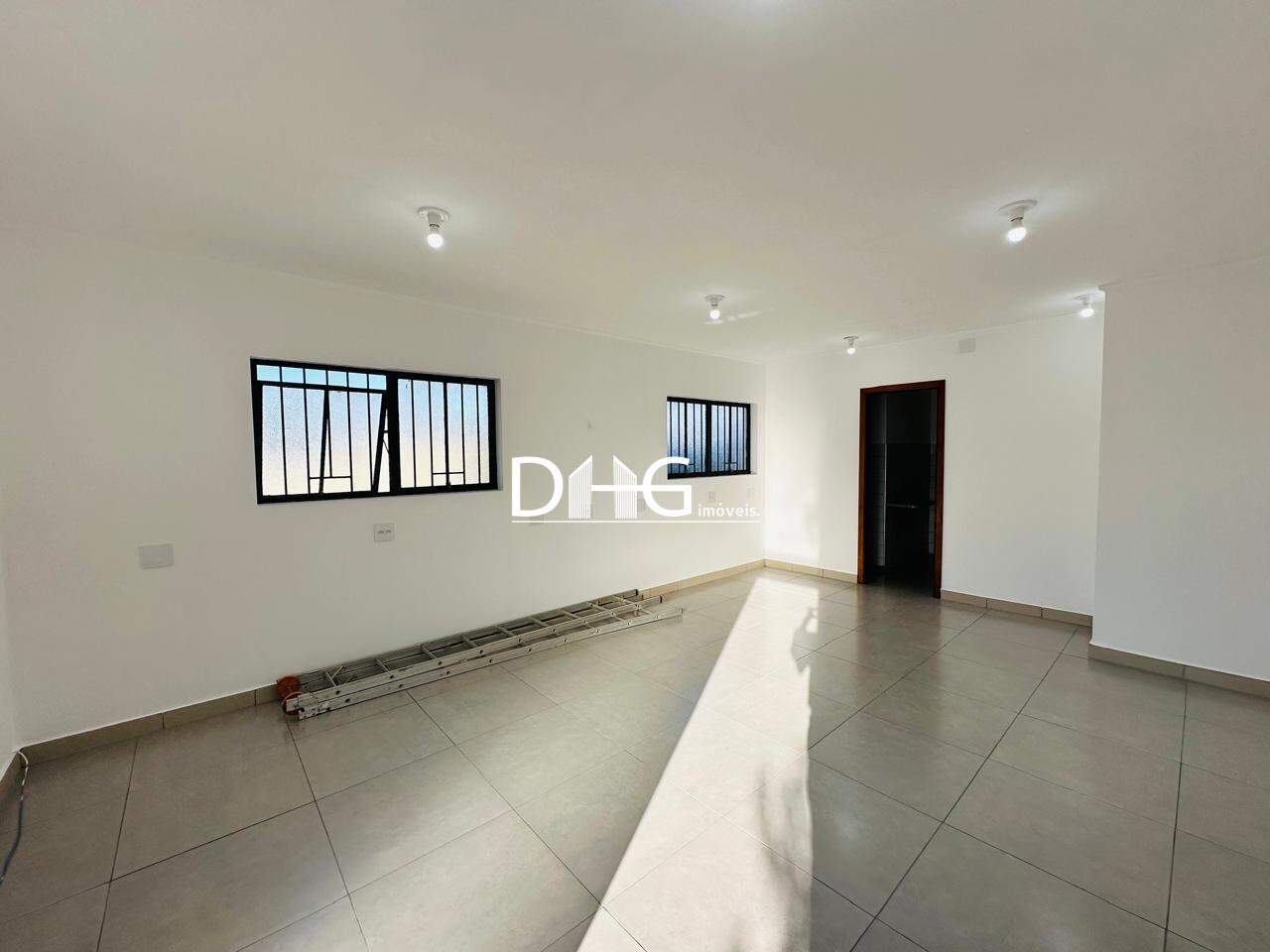 Sala para aluguel no Jardim de Itapoan: 