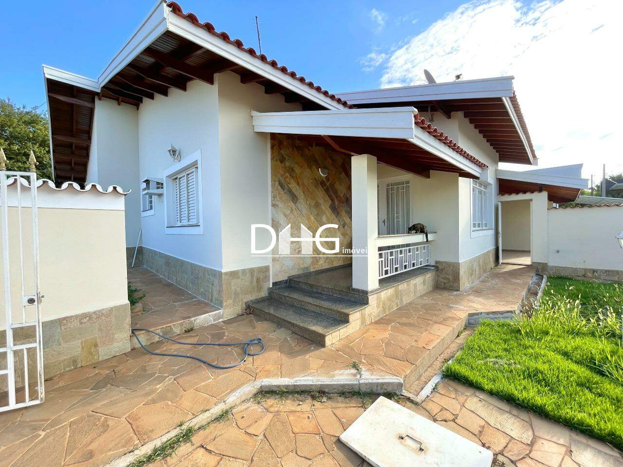 Casa para aluguel no Jardim de Itapoan: 