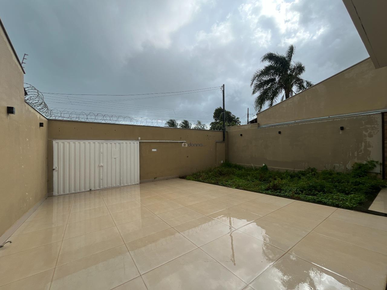 Casa à venda no Conjunto José Vallim de Melo: Espaço frente