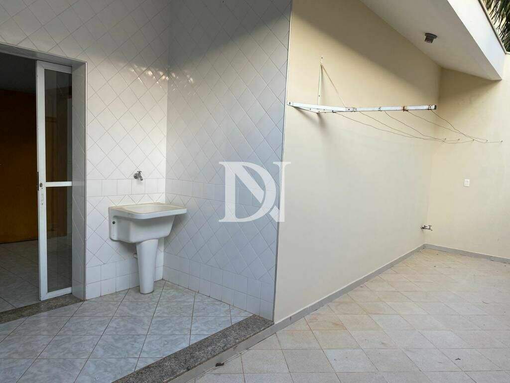 Casa em condomínio à venda no Jardim Theodora: 