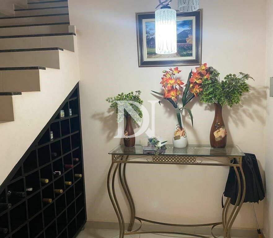 Casa em condomínio à venda no Jardim Theodora: 