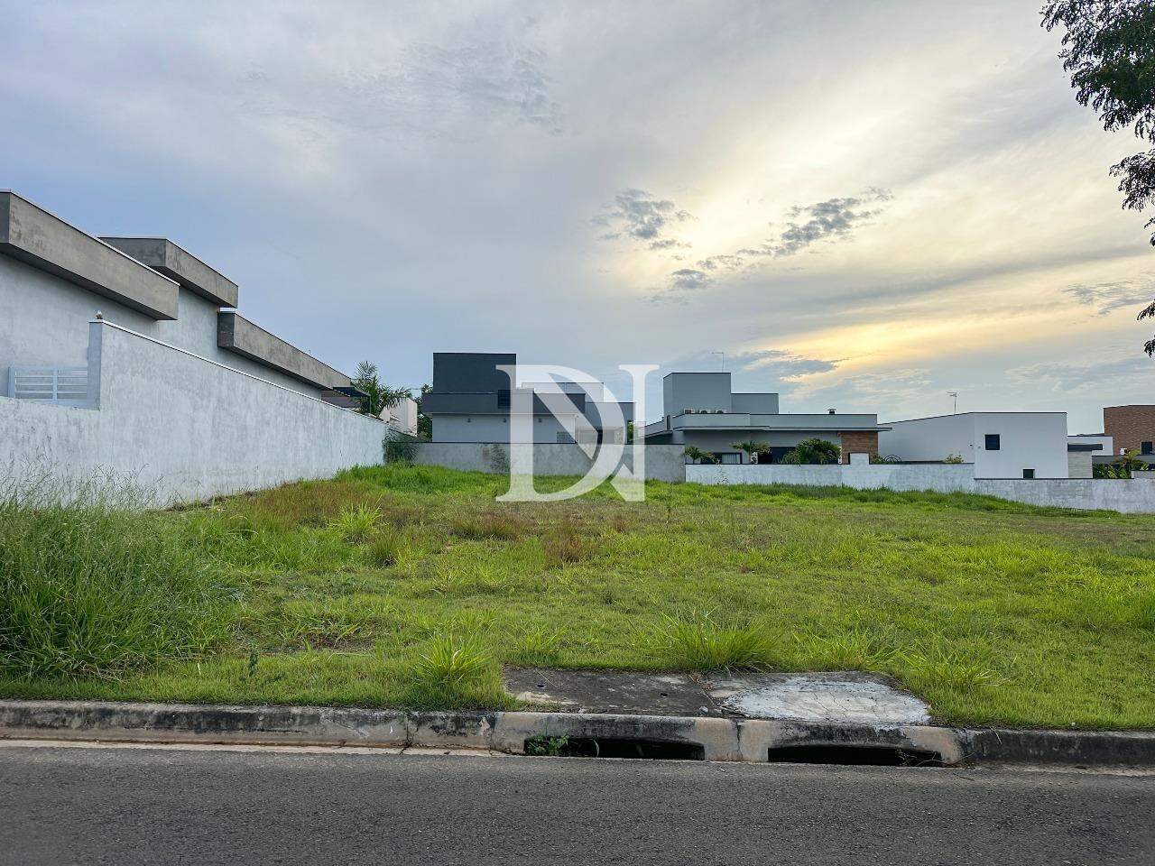 Terreno em condomínio à venda no Condominio Portal dos Bandeirantes: 