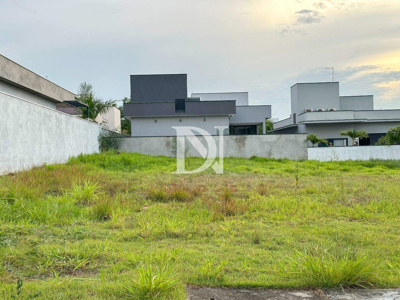 Terreno em condomínio à venda no Condominio Portal dos Bandeirantes: 