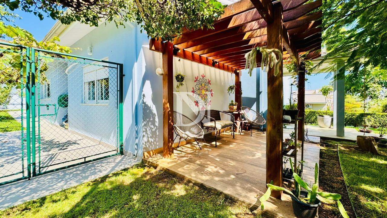 Casa em condomínio à venda no Terras de Mont Serrat: 