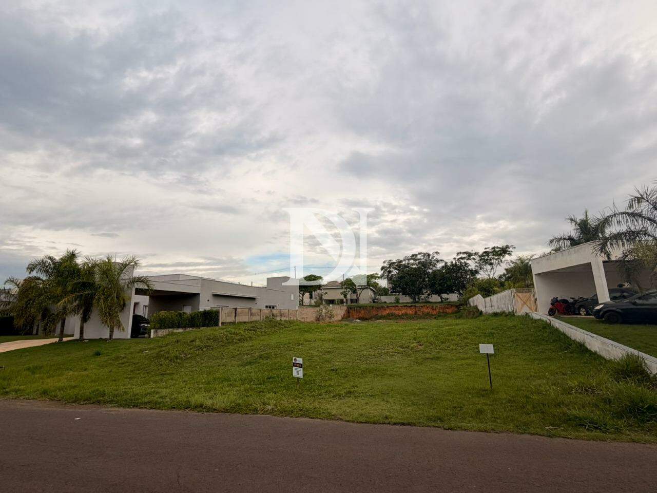 Terreno em condomínio à venda no Condomínio Palmeiras Imperiais: 