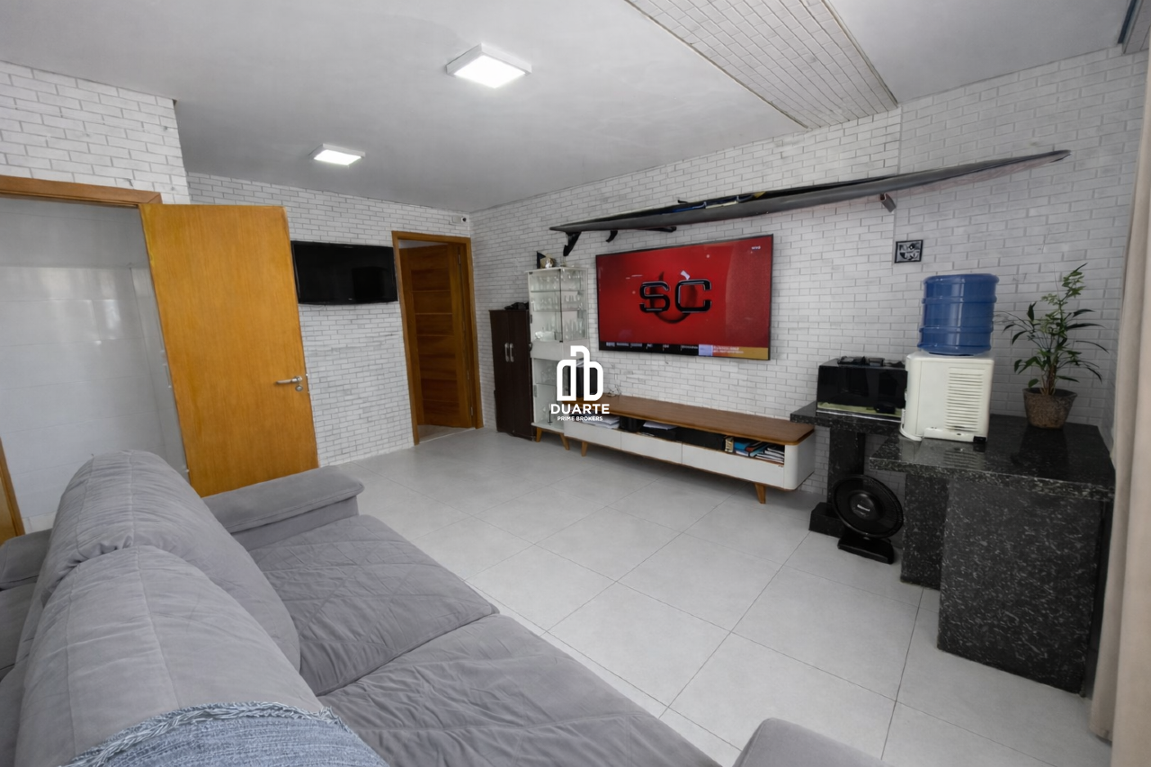 Casa Triplex à venda no MARAPÉ: 