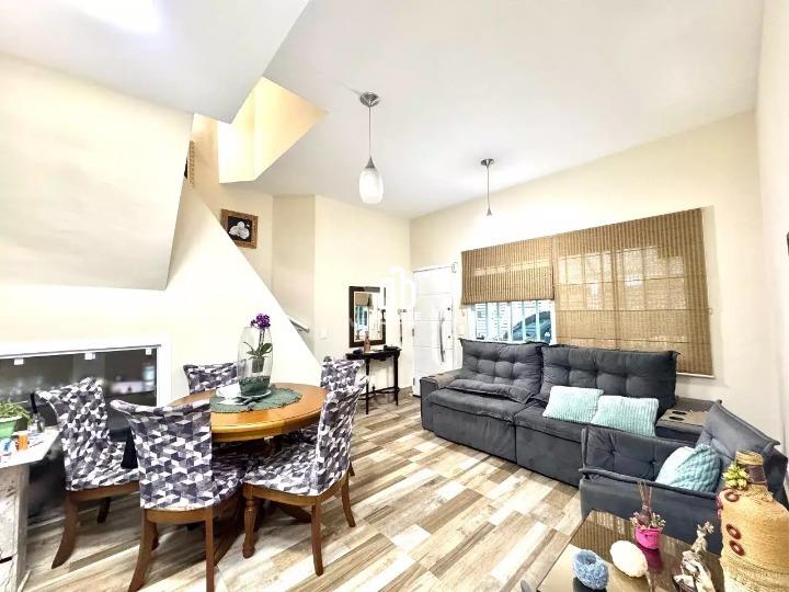 Casa Triplex à venda no MARAPÉ: 