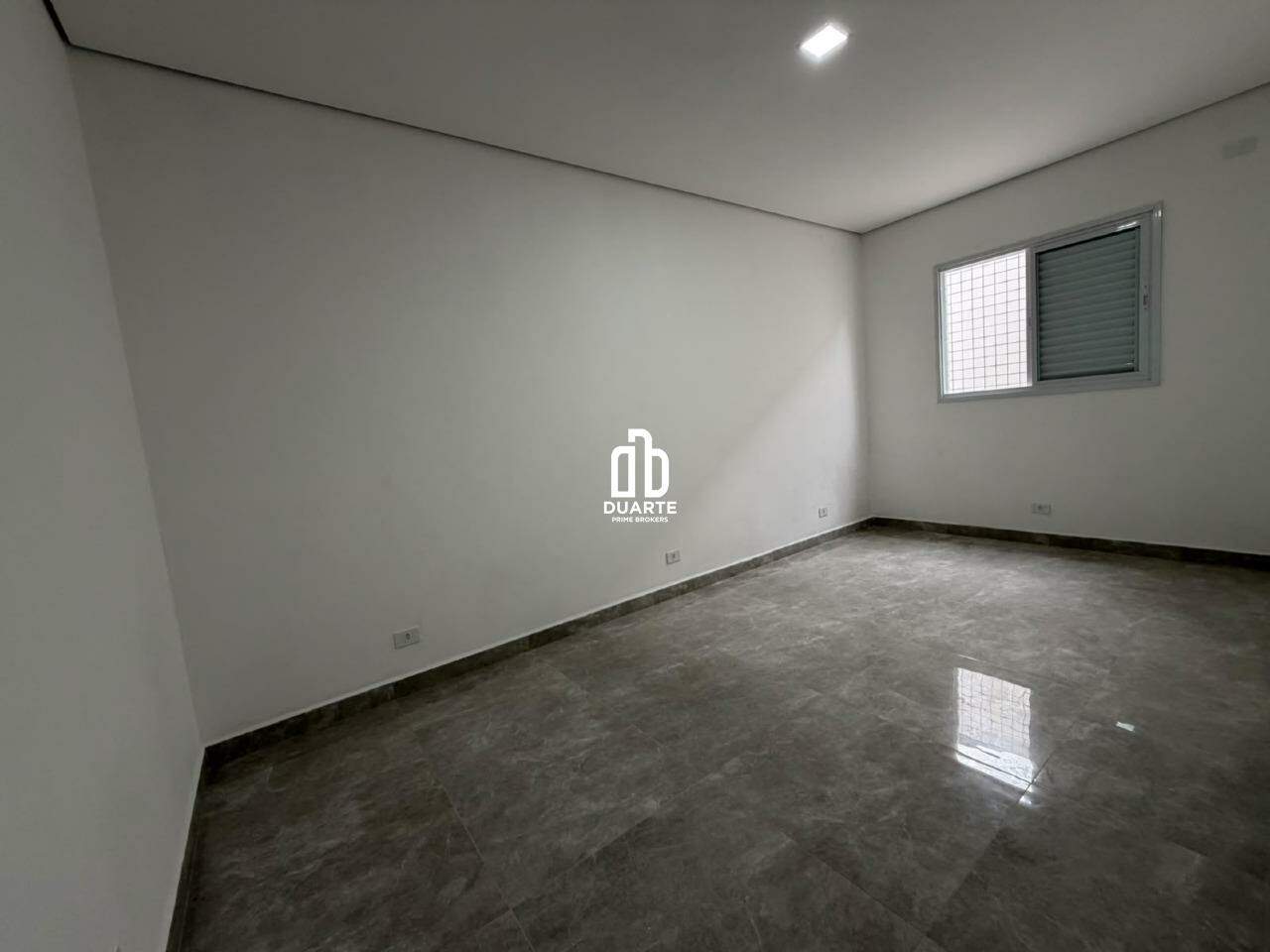 Casa Sobreposta Baixa à venda no EMBARE: 