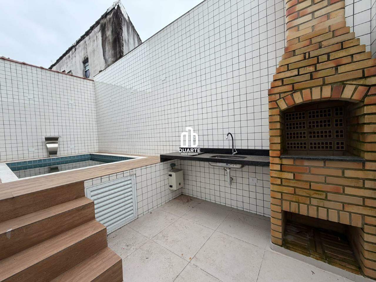 Casa Sobreposta Baixa à venda no EMBARE: 