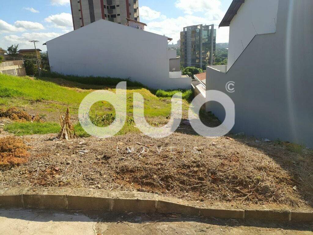 Terreno à venda no Castelinho: 