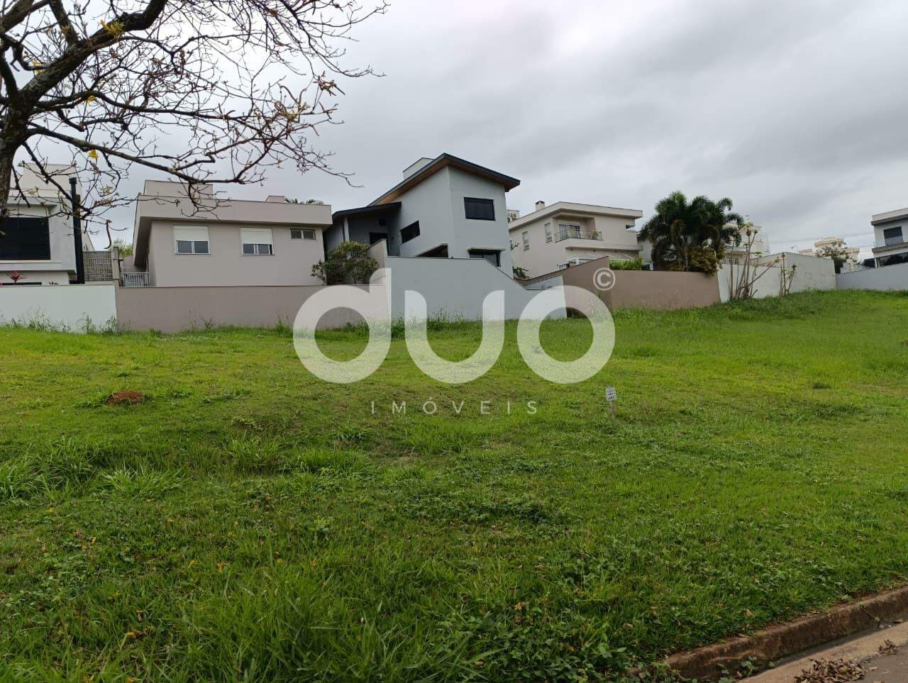 Terreno à venda no Santa Rosa: lateral esquerdo 