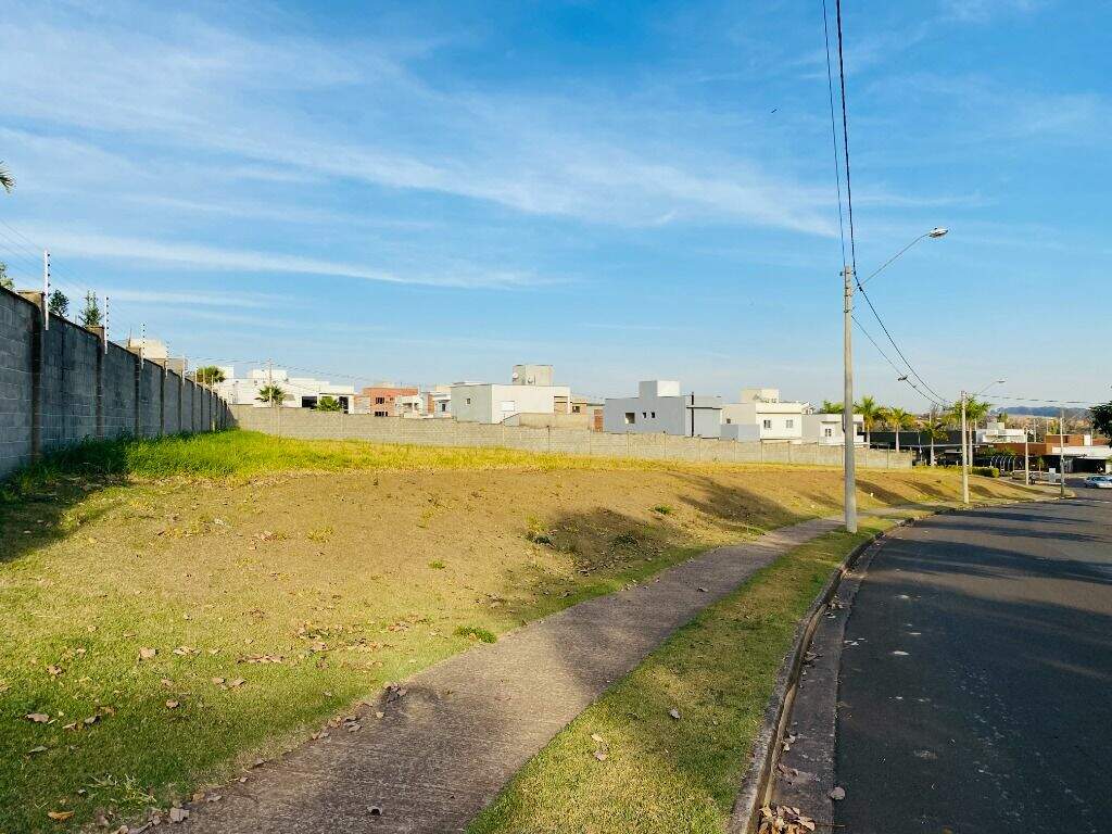 Terreno à venda no Loteamento Residencial e Comercial Villa DAquila: 