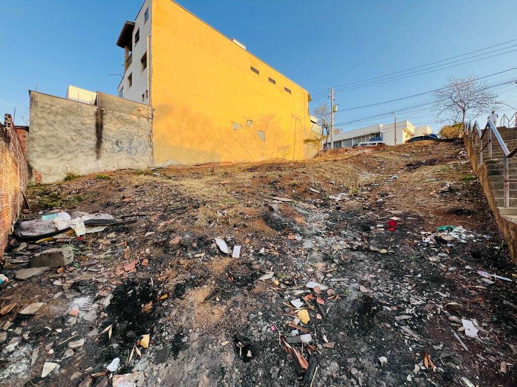Terreno à venda no Jardim Glória: 