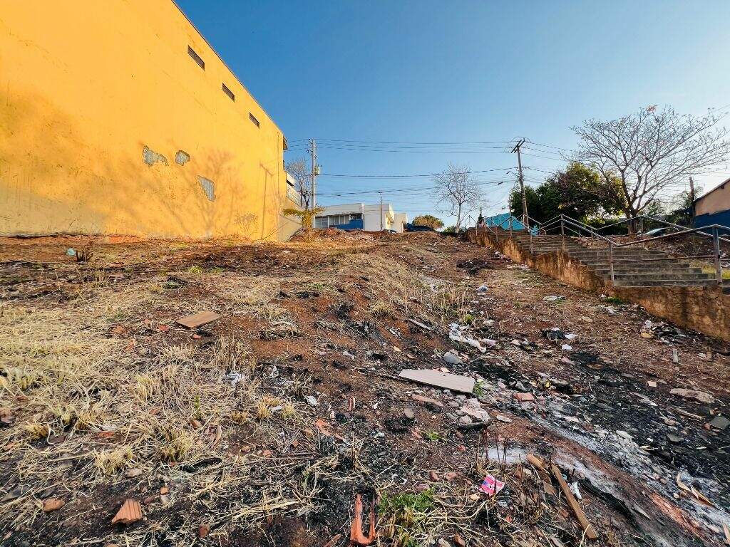 Terreno à venda no Jardim Glória: 