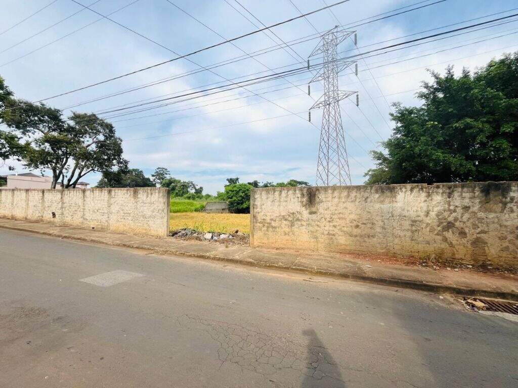 Terreno à venda no Chácara Esperia: 