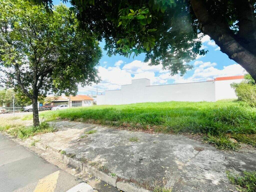 Terreno à venda no Castelinho: 