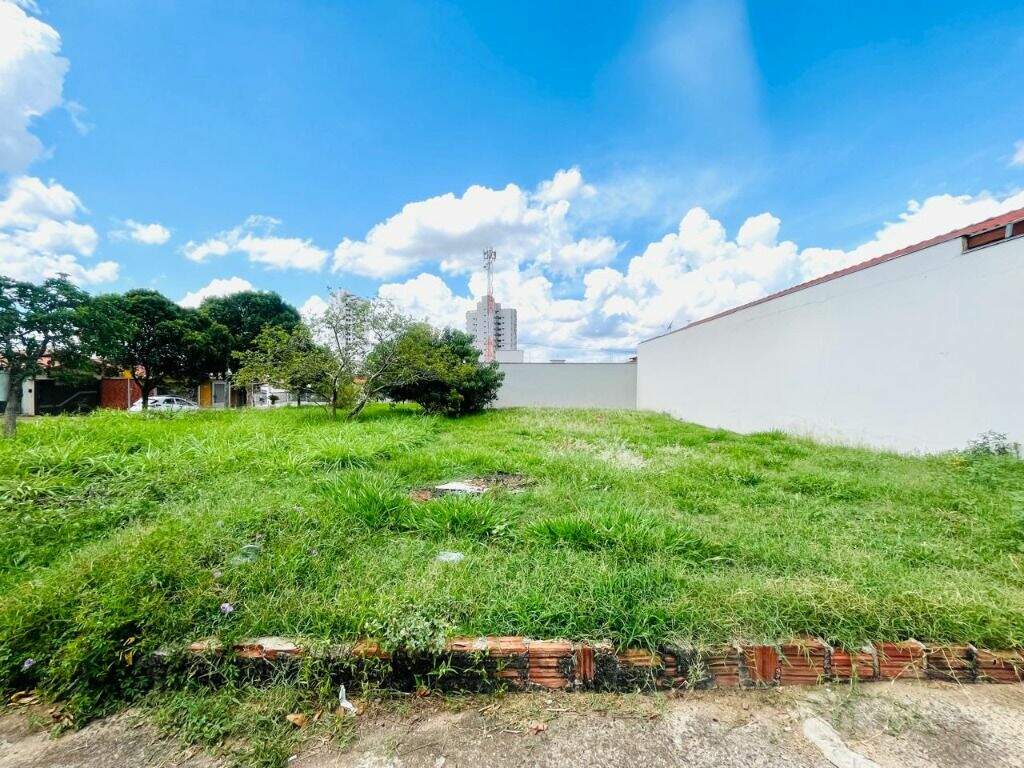 Terreno à venda no Castelinho: 
