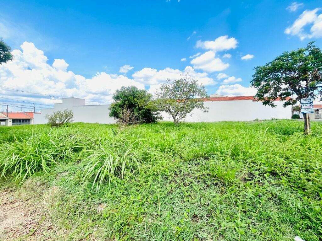 Terreno à venda no Castelinho: 