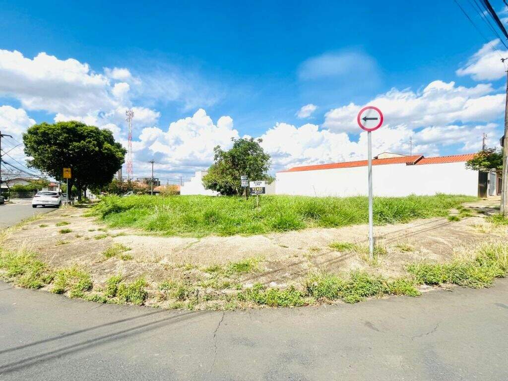 Terreno à venda no Castelinho: 
