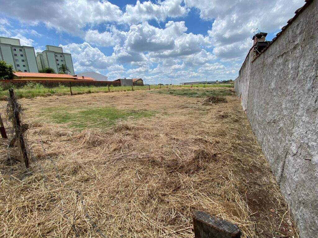Terreno à venda no Dois Córregos: 
