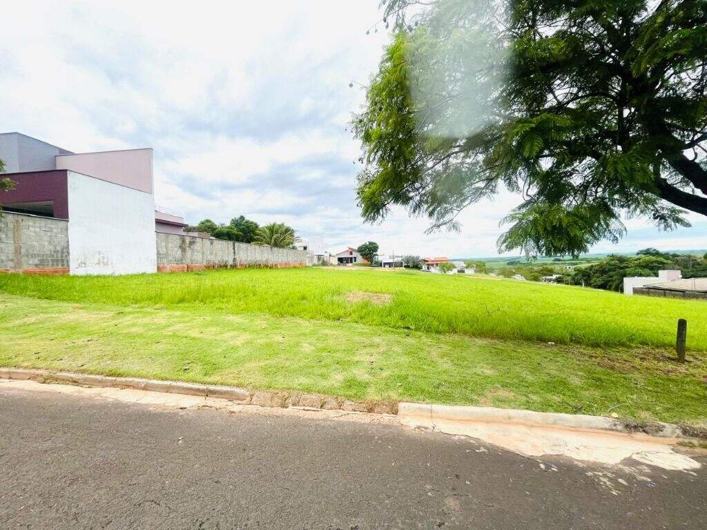 Terreno à venda no Morada dos Pássaros: 