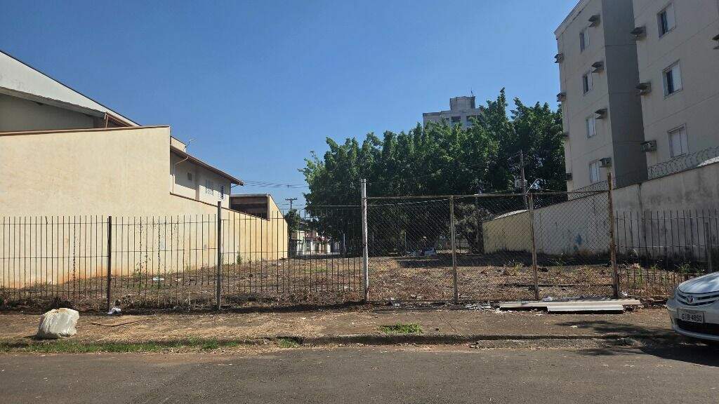 Terreno à venda no Jardim Astúrias I: 