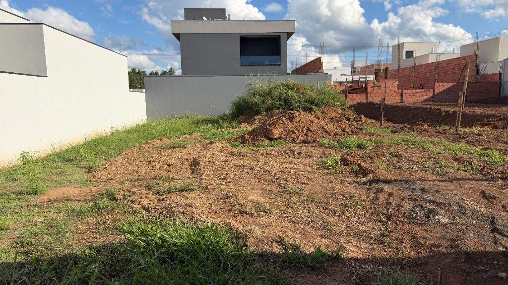 Terreno à venda no Residencial Fazenda Pinheirinho: 