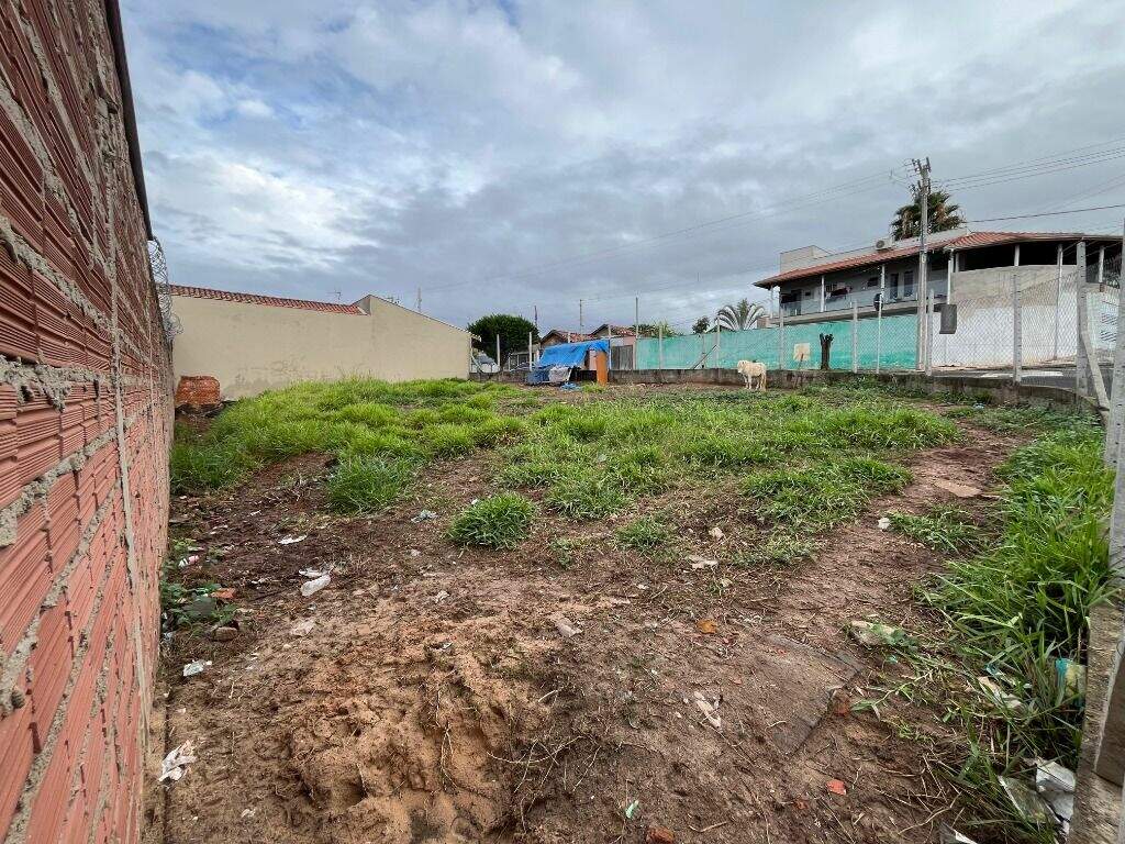 Terreno à venda no Jardim dos Manacás: 
