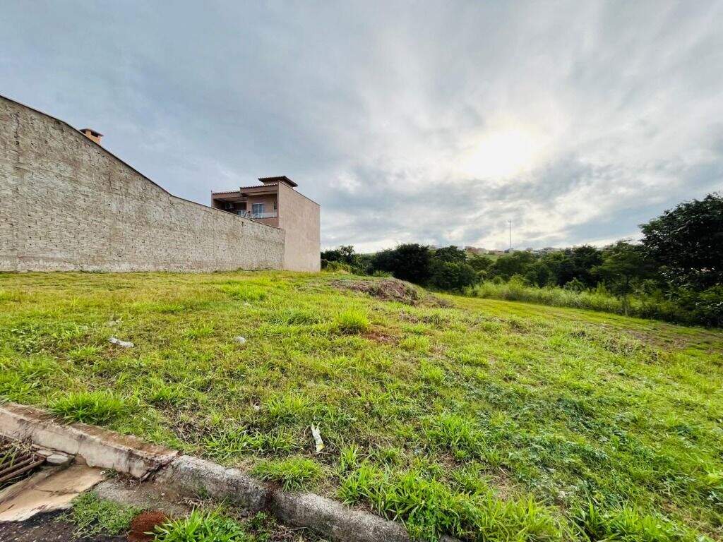 Terreno à venda no Jardim dos Manacás: 