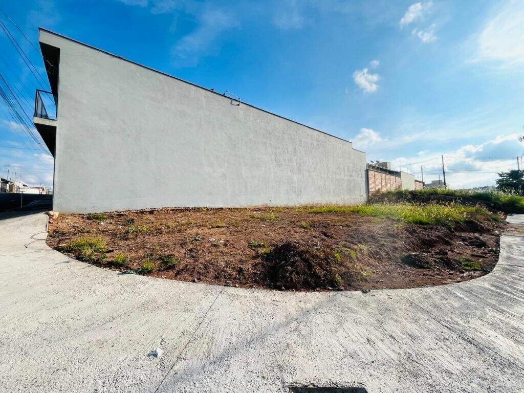 Terreno à venda no Jardim dos Manacás: 