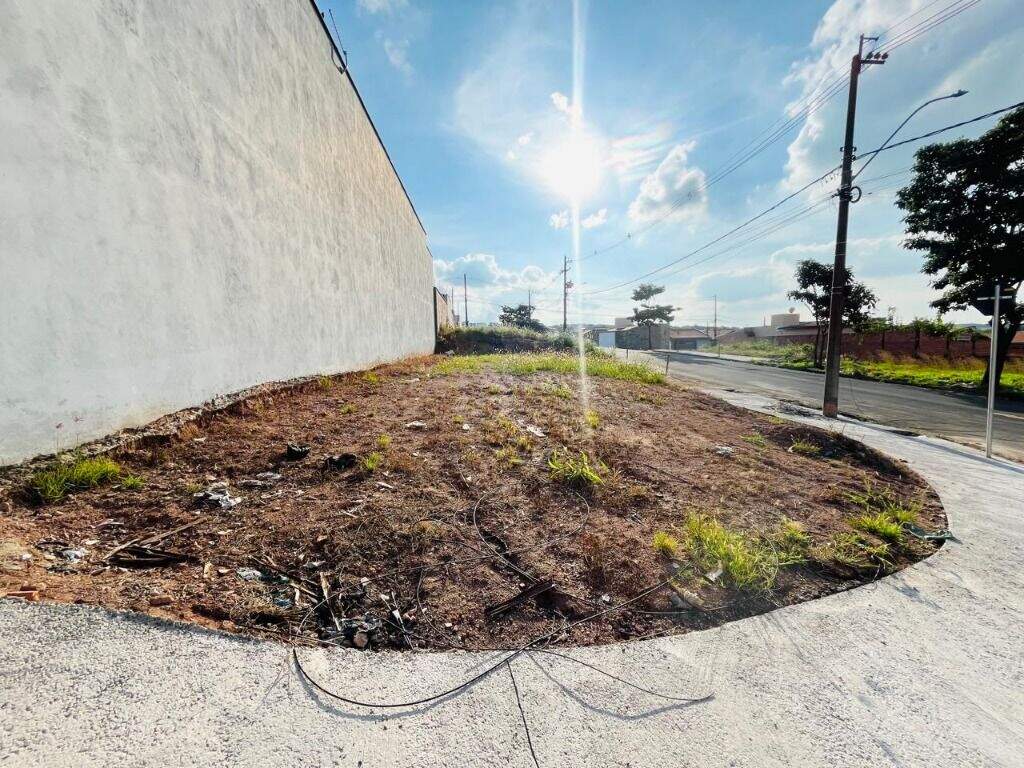 Terreno à venda no Jardim dos Manacás: 