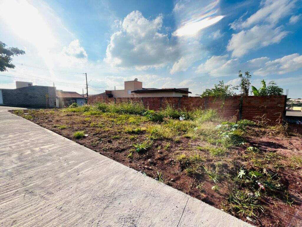 Terreno à venda no Jardim dos Manacás: 