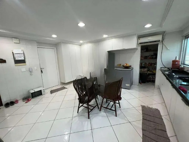 Cobertura para aluguel no Embaré: 