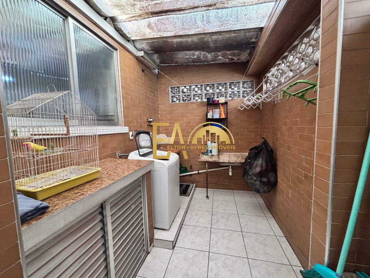  Casa à venda em Encruzilhada, Santos - SP: 