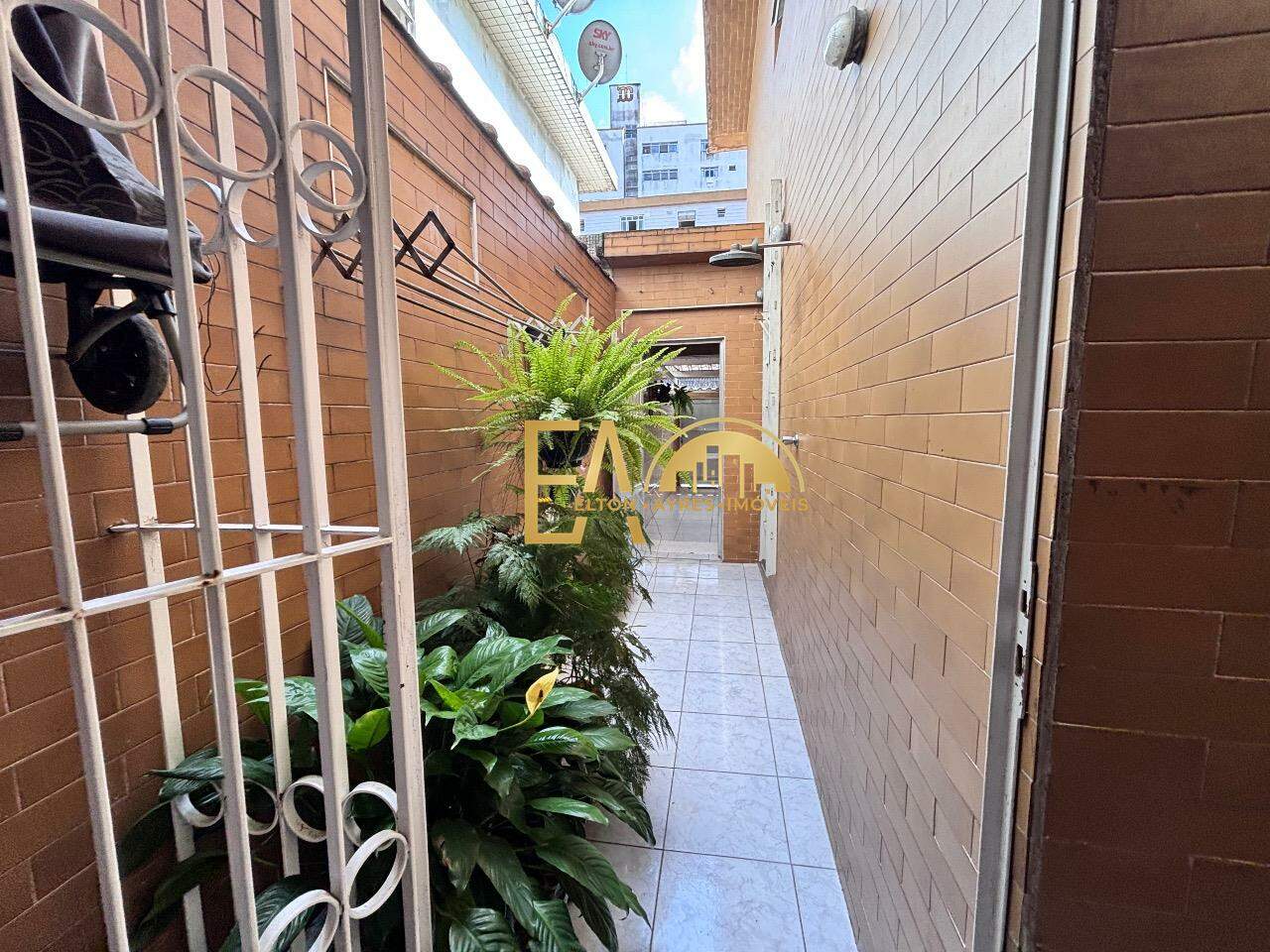  Casa à venda em Encruzilhada, Santos - SP: 
