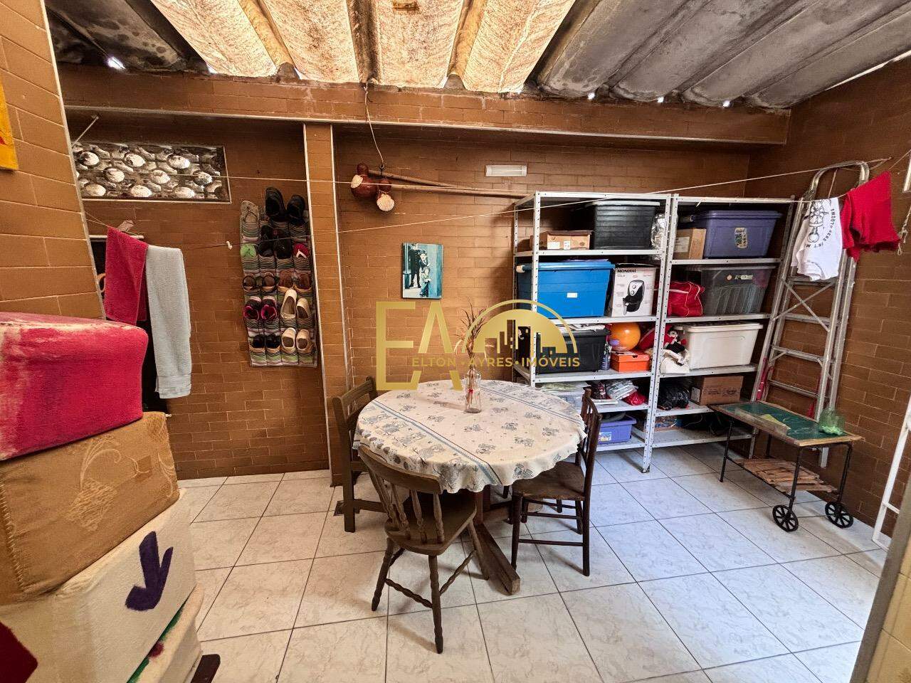  Casa à venda em Encruzilhada, Santos - SP: 
